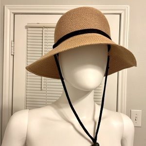 Furtalk women’s Hat with wide brim and cotton blend straps. Used. Excellent